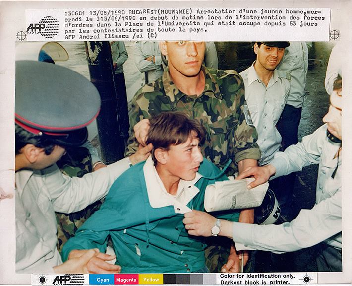 2 Student arestat de fortele de ordine in fata facultatii de arhitectura miercuri 13.06.1990 Foto Andrei Iliescu