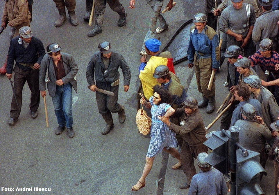 5 Femeia in rochie albastra 14 iunie 1990 - Foto Andrei Iliescu