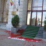 "Iliescu arestat pentru sangele varsat!" – Protest "sangeros" al victimelor mineriadelor, la Parchet