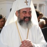 Semn: Dupa ce a retarnosit Catedrala, Patriarhului Daniel era sa-i cada un candelabru in cap langa mormantul Patriarhului Teoctist