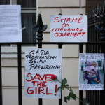 VIDEO si FOTO de la protestele masive pentru salvarea fiicei lui Drasius Kedys de lantul pedofililor din Justitie. Site-ul Kedys.lt ofera informatii la minut. Mesaj din Lituania: HELP! Solidaritate la Ambasada Vilniusului din Londra