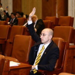Senatorul Iulian Urban amenintat cu moartea de homosexuali in numele “drepturilor omului”. Atentie: limbaj obscen, cel mai probabil “democrat-liberal”, provenit de la homofilii lui Soros