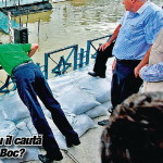 Fotografia Zilei: Traian Basescu inspecteaza inundatiile la Galati