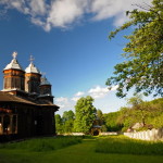 Apel catre Patriarh si Sfantul Sinod. Credinciosii de la Poiana Marului sar in apararea Manastirii si a Parintelui Macarie, surghiunit de controversatul episcop Epifanie Norocel