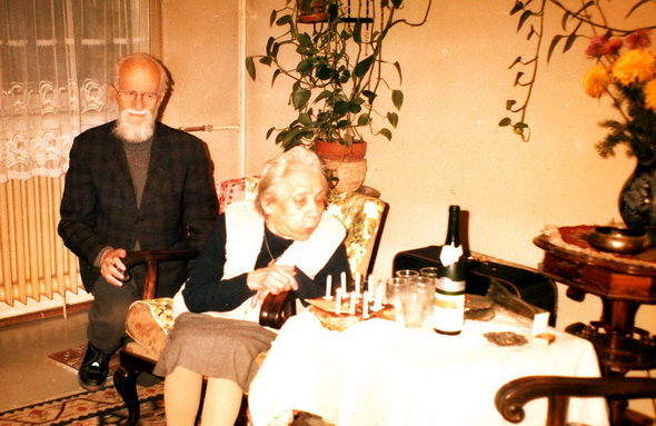 Dl Prof Duiliu Sfintescu, secretarul Capitanului si Dna Elena Codreanu la 90 de ani