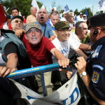 EXCLUSIV. ‘Javrele ordinare’ care au bruscat jandarmii la mitingul anti-Boc si anti-Basescu. Instantaneu surprins de GUGULANUL