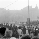 Fotografii extraordinare din 21 Decembrie 1989. Intrarea TAB-urilor in Piata Universitatii si reactia tinerilor. FOTO-DOCUMENTE de Laurentiu Galmeanu