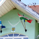Steagul Ungariei arborat peste steagul Romaniei si impreuna cu carpa “Tinutului Secuiesc” la Primaria din Madaras, judetul Harghita