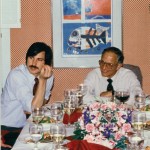 Robert Noyce la o chermeza cu Steve Jobs. Fondatorii Intel si Apple intr-o fotografie din 1988. Google il omagiaza azi pe co-inventatorul microcipului, “primarul din Silicon Valley”