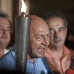 Traian Basescu a aprins lumanarea de pe coliva Romaniei. Noua Republica titreaza: “Capitanul” e in deriva 