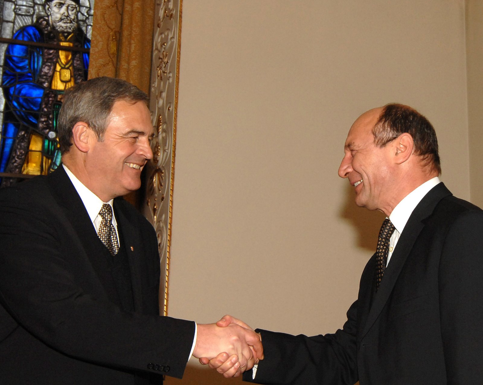 Tokes Basescu - La vot Romani