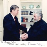 Istoria pe care nu poate sa o rescrie Tismaneanu: Un preot legionar la Casa Alba. Parintele Gheorghe Calciu si presedintele SUA Ronald Reagan dupa salvarea luptatorului nationalist anticomunist de catre americani. FOTO / DOC