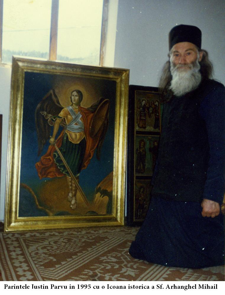Parintele Justin Parvu in 1995 cu o Icoana istorica a Sf. Arhanghel Mihail