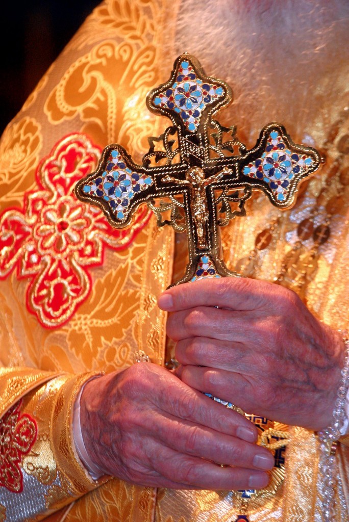Mainile si Crucea Patriarhului Teoctist 9 nov 2003 -Anastasios - Roncea Ro