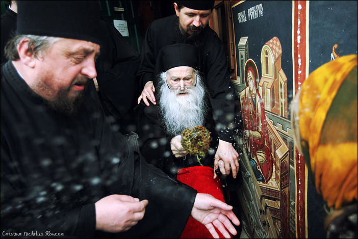 Parintele Justin Parvu binecuvanteaza oamenii veniti la Manastir