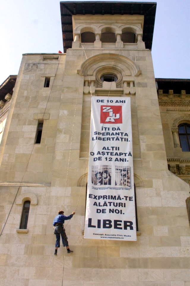 Ziua Libertatii Presei 2004 in Piata Universitatii - ZIUA si Civic Media pentru eliberarea Grupului Ivantoc Lesco Popa
