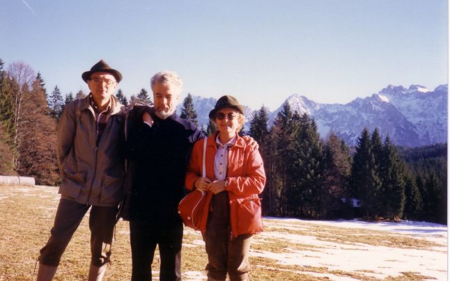 Parintele Calciu, Nicolae Stroescu Stînişoară si soţia, într-o imagine din 1988. Foto: Arhiva personala NSS