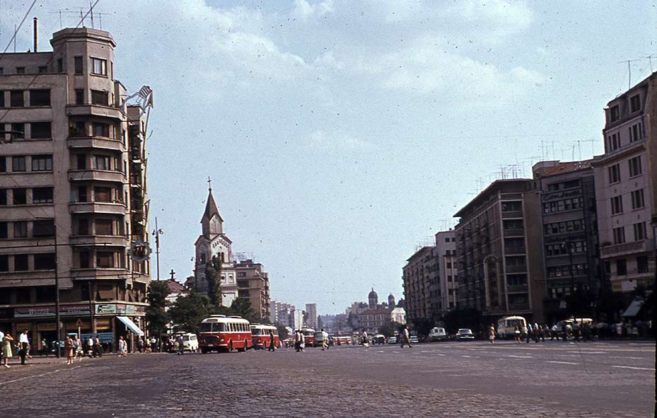 Bulevardul 1848, asa cum arata in anul 1966. In apropiere, biserica Sf. Gheorghe. Este vizibil Turnul Baratiei