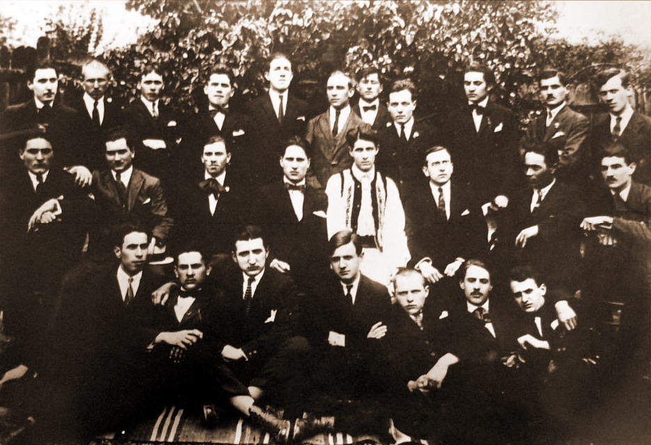 Corneliu-Codreanu-in-mijlocul-studentilor-generatiei-de-la-1922