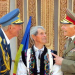 Legendarul General Radu Theodoru a mai înfăptuit o minune: Troiţă pentru ostaşii români de la Cotul Donului la Mănăstirea Comana de Ziua Eroilor 2015. Supravieţuitor: “Să scrieţi că… am dat mâna cu dom’ Mareşal Antonescu!”