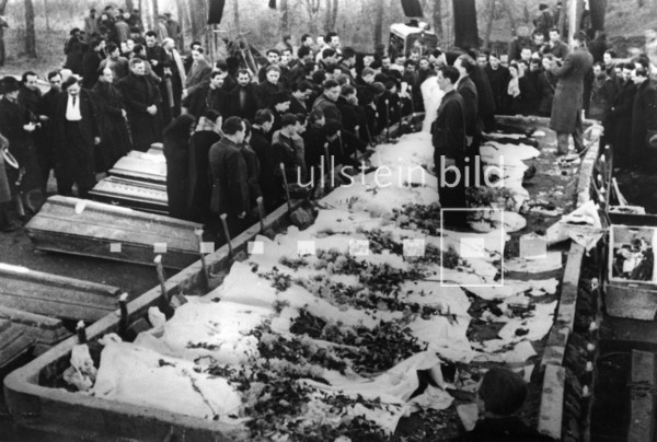 Deshumarea trupurilor lui Corneliu Codreanu si ale camarzilor sai - Nov 1940 - Jilava - Arhiva Ullstein Bild