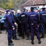 Jandarmeria Maghiară acţionează în România? Abuzuri pe bandă la Nadăş. Jurnalistul Marcel Bărbătei reţinut ilegal de persoane violente deghizate în uniforme ale Jandarmeriei Române. VIDEO