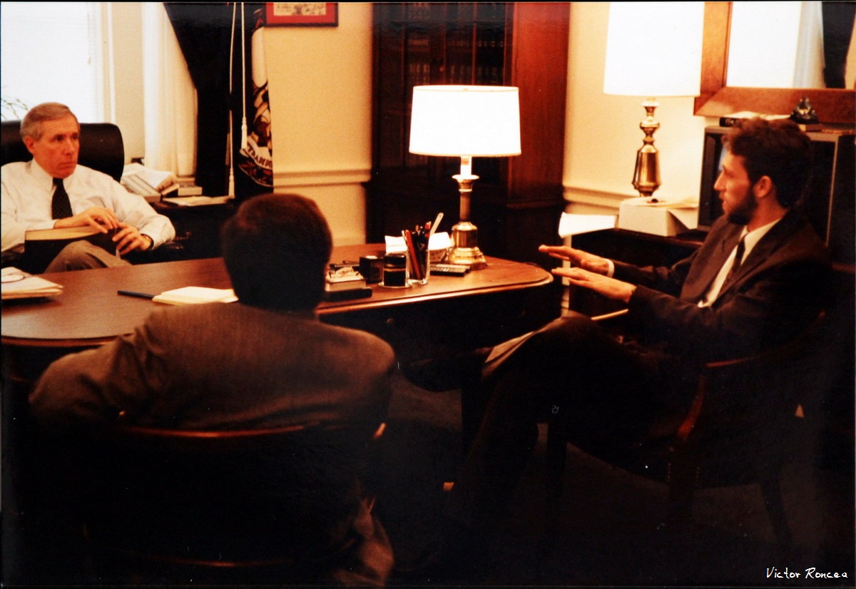 Marian Munteanu si congresman-ul republican Frank Wolf Washington Anii 90 2 Foto Victor Roncea