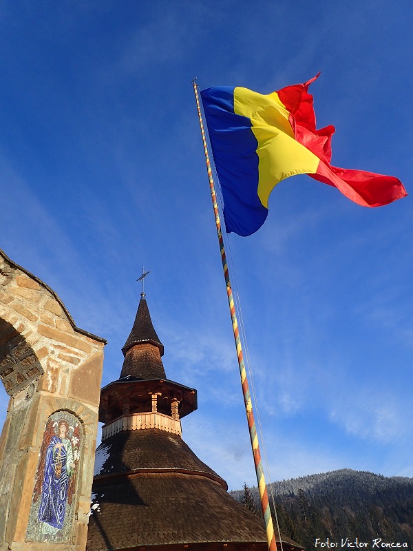 Tricolorul Romaniei la Manastirea Petru Voda Foto de Victor Roncea